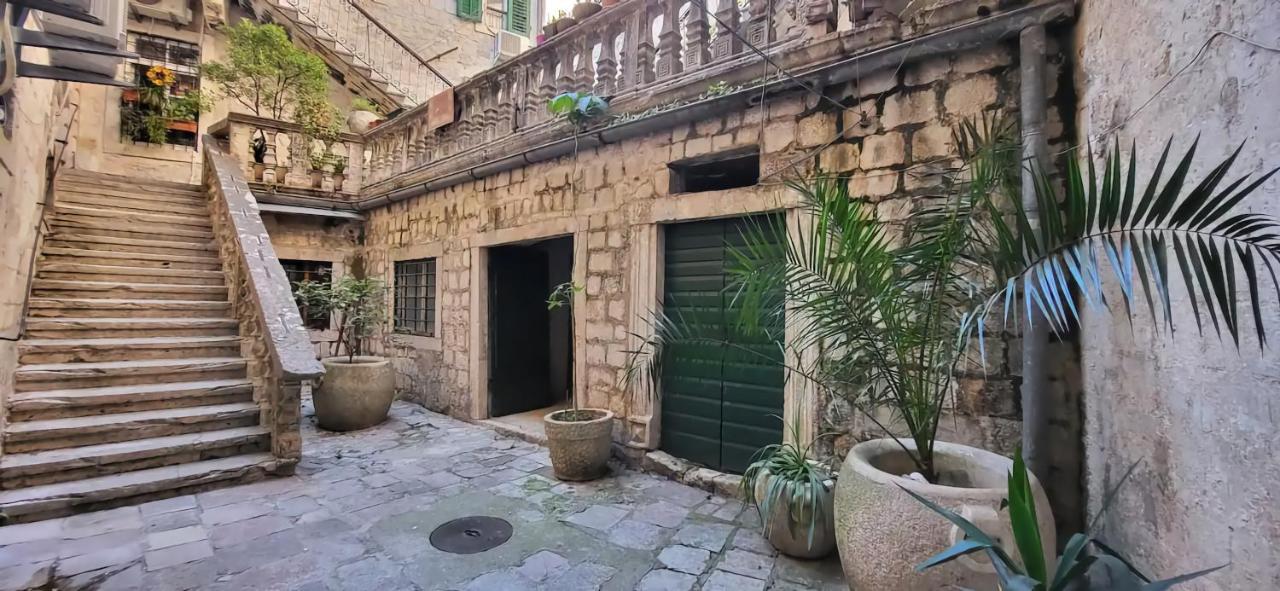 Cozy 2 Bedroom Apartment In Antique Bizanti Palace Kotor Exterior photo