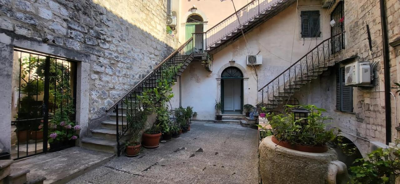 Cozy 2 Bedroom Apartment In Antique Bizanti Palace Kotor Exterior photo